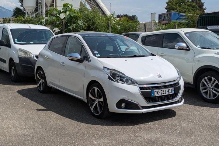 PEUGEOT 208
